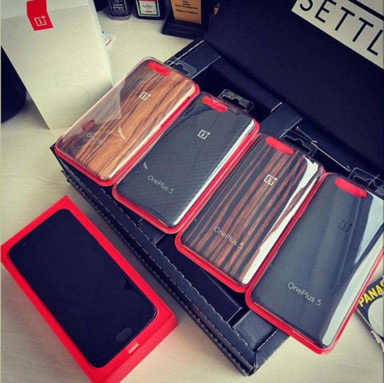 OnePlus 5 Official Packaging And Four Cases